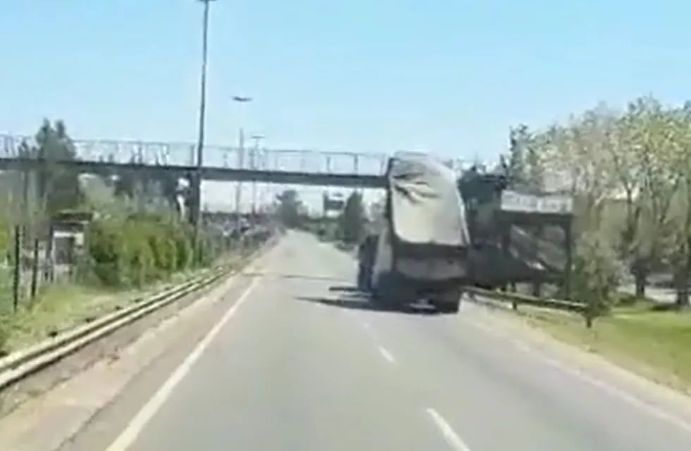Un camión derribó un puente