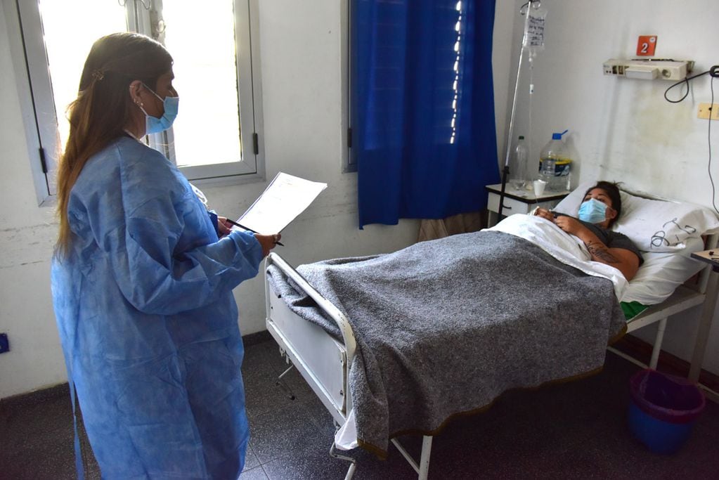 Una censista entrevista a pacientes internados en el Hospital Tránsito Cáceres de la ciudad de Córdoba.  (Nicolás Bravo / La Voz)