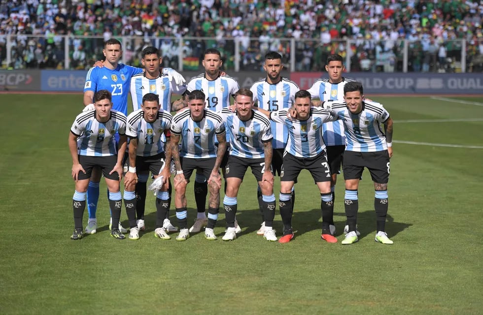 La selección argentina en su partido ante Bolivia, en La Paz. (AP).