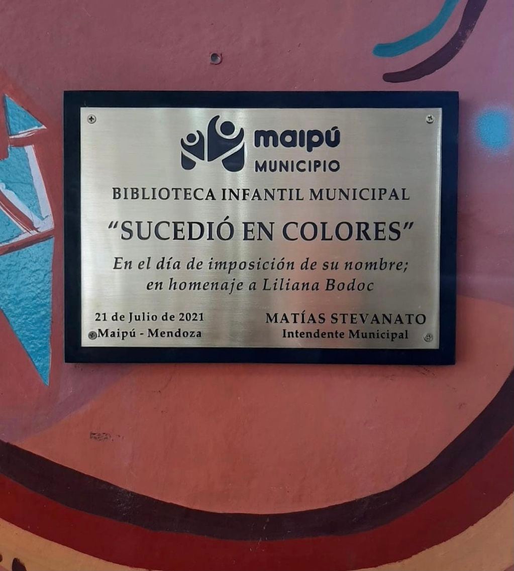 La placa que se colocó en homenaje a la escritora Liliana Bodoc.