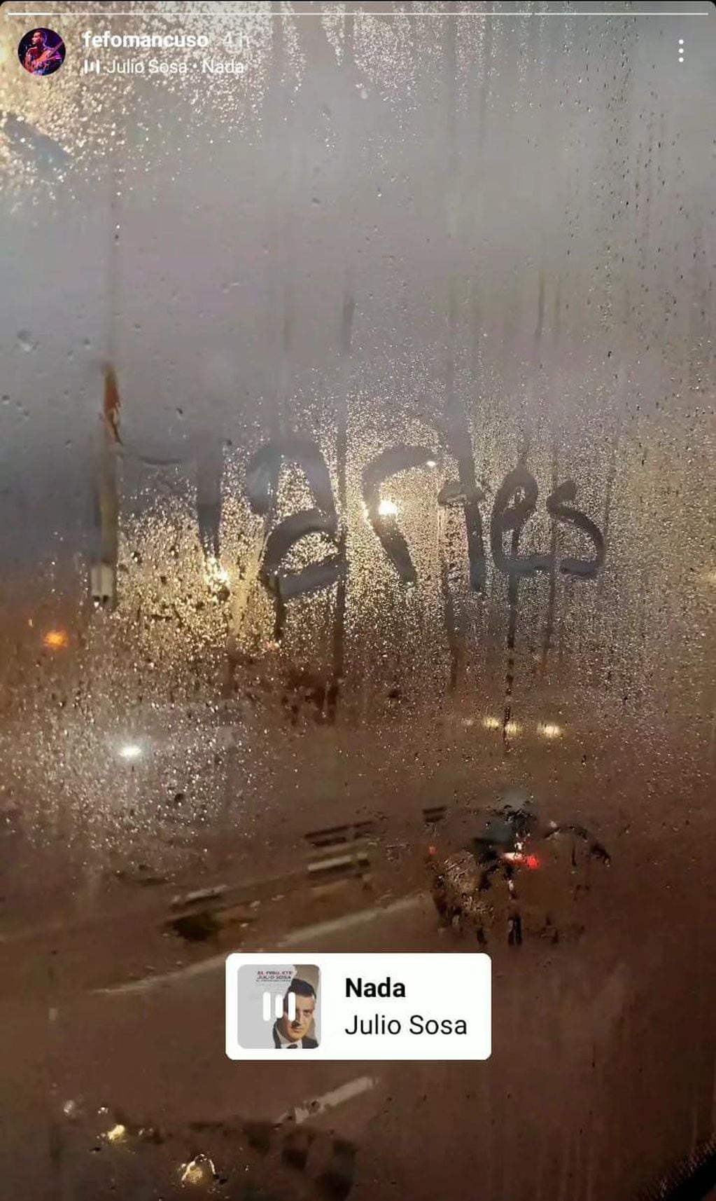 Lluvia a primera hora del día en Mendoza vista desde una ventana.
