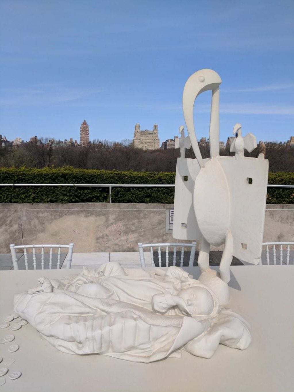 El artista rosarino Adrián Villar Rojas inauguró una instalación con 16 esculturas de poliuretano en la terraza del Metropolitan de Nueva York.