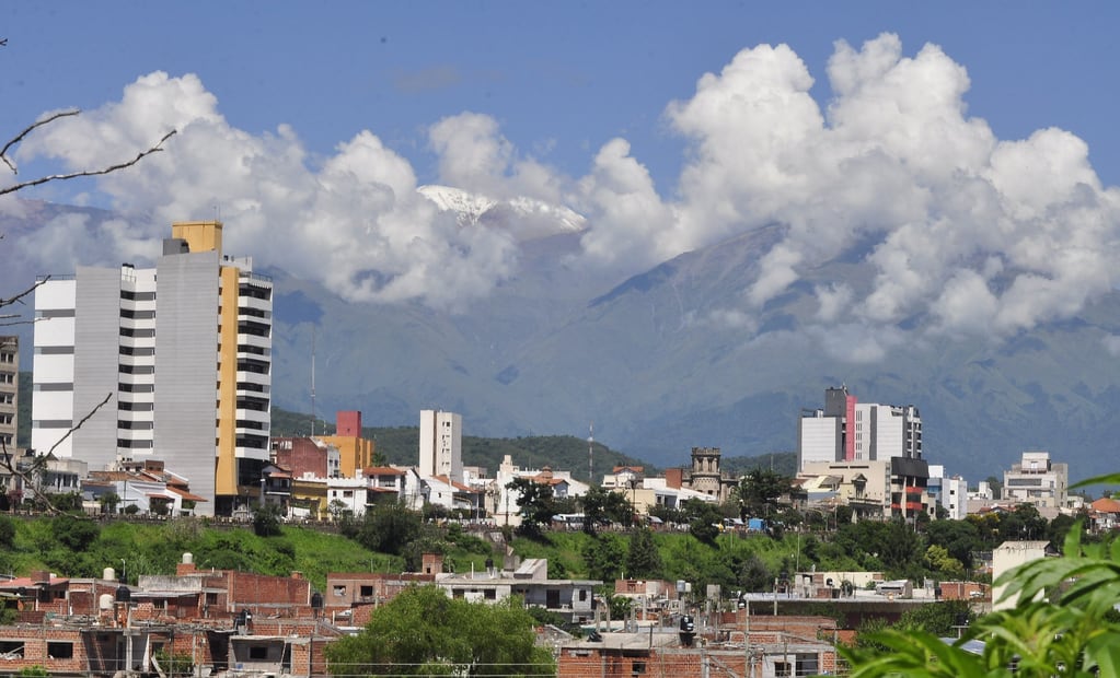 San Salvador de Jujuy, la "Tacita de Plata" que enamoró a los colonizadores españoles y que no obstante el avance del modernismo conserva el encanto de ser descubierta entre las montañas.