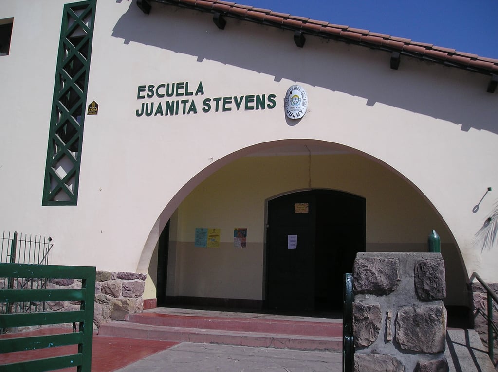Escuela nº 38 "Juanita Stevens", ubicada en avenida Satibañez esquina General Paz de San Salvador de Jujuy.