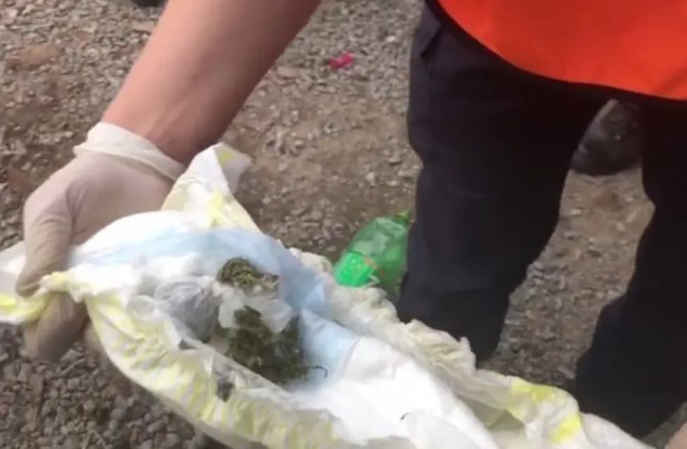 Una mujer intentó ingresar a la cancha de Laferrere con droga en el pañal de su bebé (Foto: captura video)