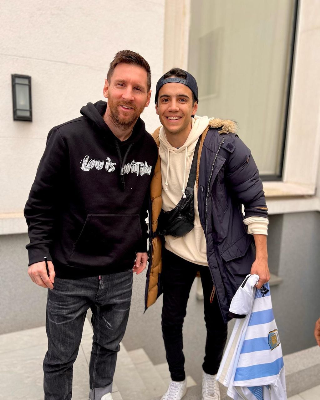 Matías Celli no podía contener la alegría de estar con Lionel Messi.