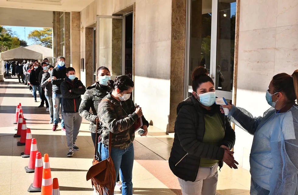 Gente entrando a vacunarse. (Foto: Pedro Castillo)