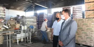 Rodolfo Suárez visitó la conservera Tiempo Libre en San Rafael