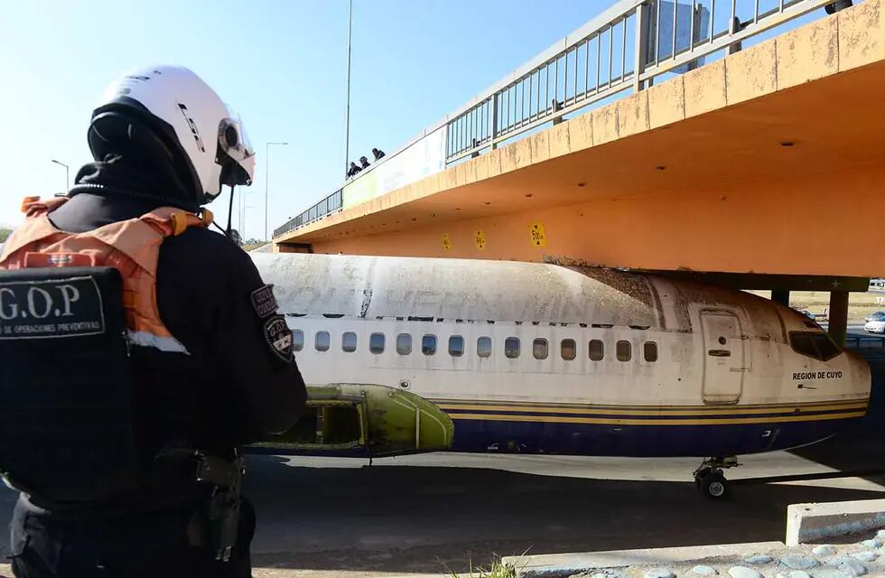 El avión que será bar en Oncativo fue trasladado y se quedó encajado debajo de un puente en la Circunvalación.