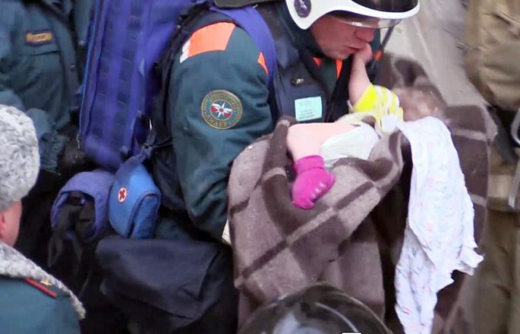 El momento en que rescatan a la bebé del derrumbe (AFP)