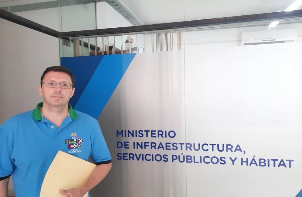 Lisandro Mársico en el Ministerio de Infraestructura de la Provincia, preguntando por el acueducto