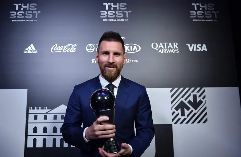 Lionel Messi recibio el premio a mejor jugador (Twitter/fifacom)