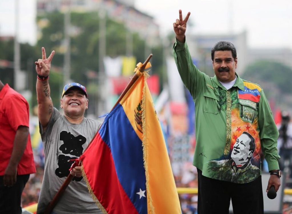 El presidente Nicolás Maduro junto al exastro del fútbol Diego Maradona.