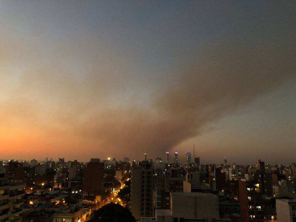 El humo de los incendios pudo verse desde cualquier punto de la ciudad.