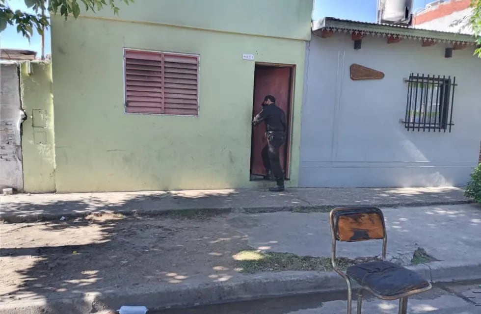 En la vivienda sobre calle 1849 al 6600 trabajó personal de la Brigada de Explosivos de la policía santafesina. (@somosrosariook)