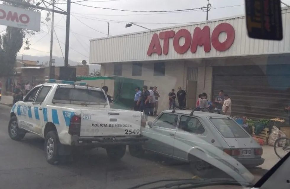 Cinco mujeres intentaron arrebatar mercadería de un supermercado Átomo en Las Heras.