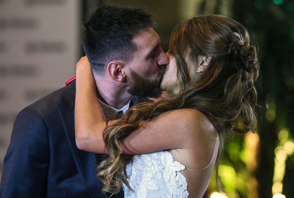 Lionel Messi y Antonela Roccuzzo saludan a la prensa poco después de haber contraido matrimonio en Rosario  Argentina en el hotel city center el 30/06/2017.