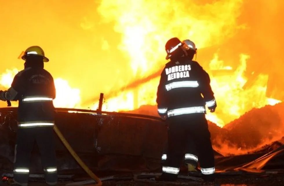 Incendio en una vivienda en el departamento de Rivadavia dejó como saldo fatal a una mujer muerta y sus hijos en grave estado.