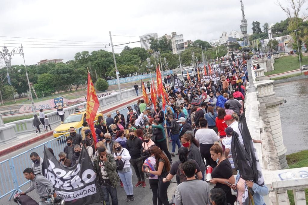 La marcha del Polo Obrero comenzó en Puente Centenario.