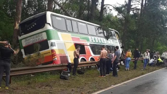 Accidente en Gobernador Roca: son tres las víctimas fatales tras el despiste del ómnibus