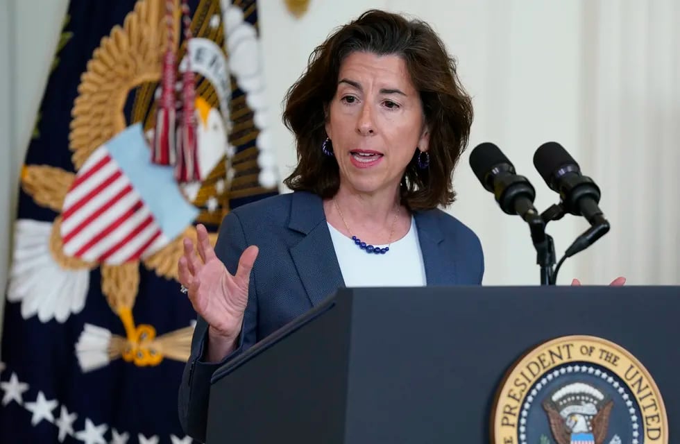 La secretaria der comercio de EEUU Gina Raimondo. (Foto AP /Evan Vucci)