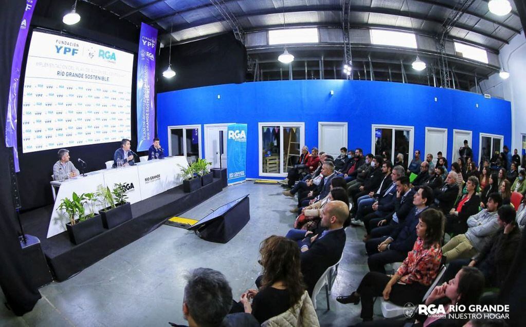 Martín Pérez habló hacia el auditorio expresando los objetivos y alcances del plan de acción.