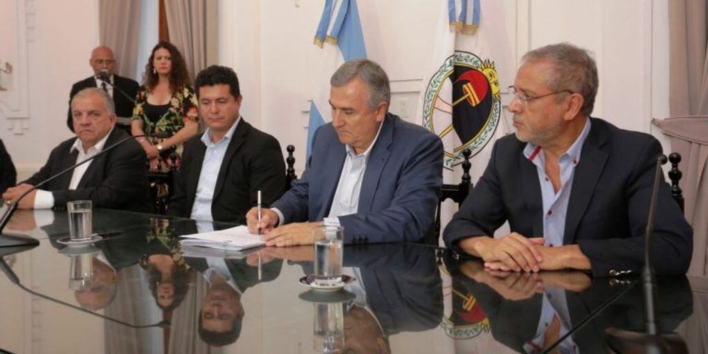 El 1 de diciembre de 2017 el gobernador Gerardo Morales y el empresario colombiano Omar Leal firmaban en la Casa de Gobierno el contrato de adquisición del ingenio La Esperanza por parte de la empresa Omega Group.