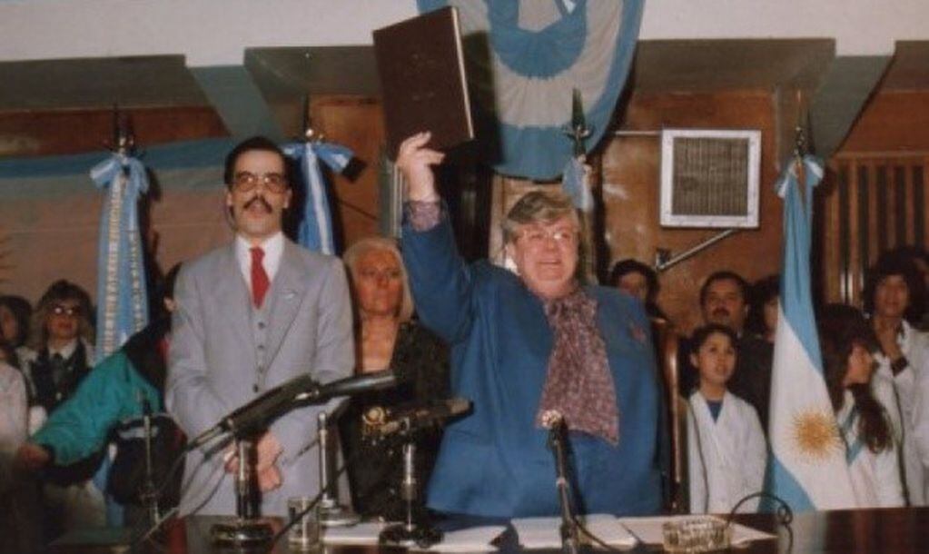 jura de la Constitucion 1 de junio de 1991. La señora Elena Rubio de Mingorance alzaba la Constitución e invitaba al pueblo a jurar.