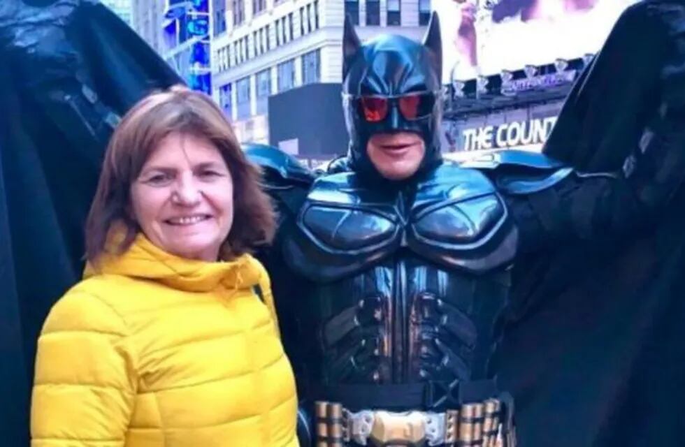 Patricia Bullrich y el Batman de Times Square (Web)