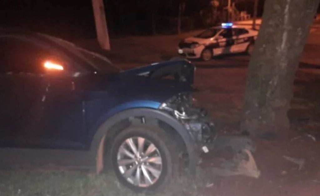 Montecarlo: un automóvil perdió el control y colisionó contra un árbol.