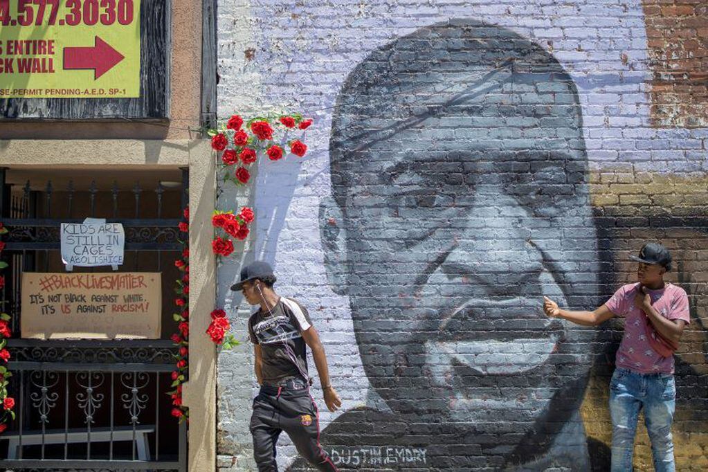 Un mural en honor a George Floyd en Atlanta (Foto: EFE/EPA/ERIK S. LESSER)