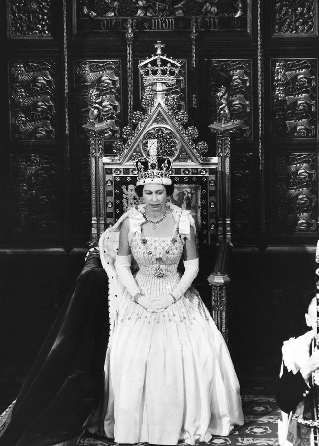 La reina Isabel luciendo el vestido que prestó a su nieta para la boda. (Instagram/@theroyalfamily)