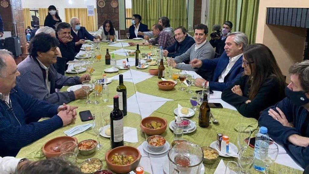 Alberto Fernández y Evo Morales cenando en La Quiaca sin distancia ni barbijos (Foto: Twitter)