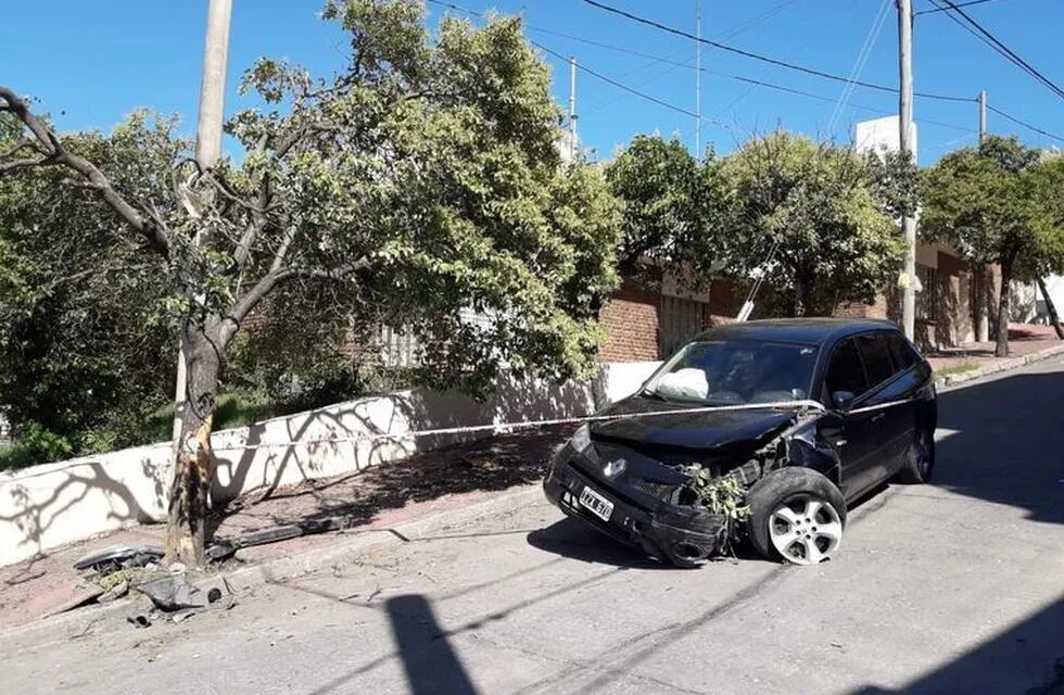 El auto chocó contra un caño en barrio San Martín tras una persecución. (Foto Cadena 3)
