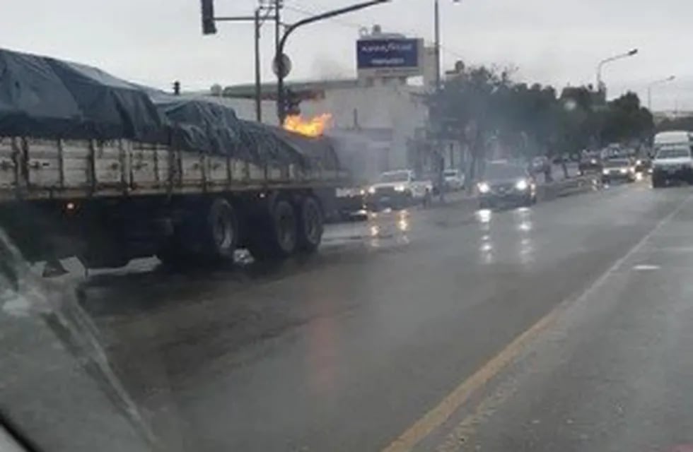 Se prendió fuego la carga de un camión en plena ruta