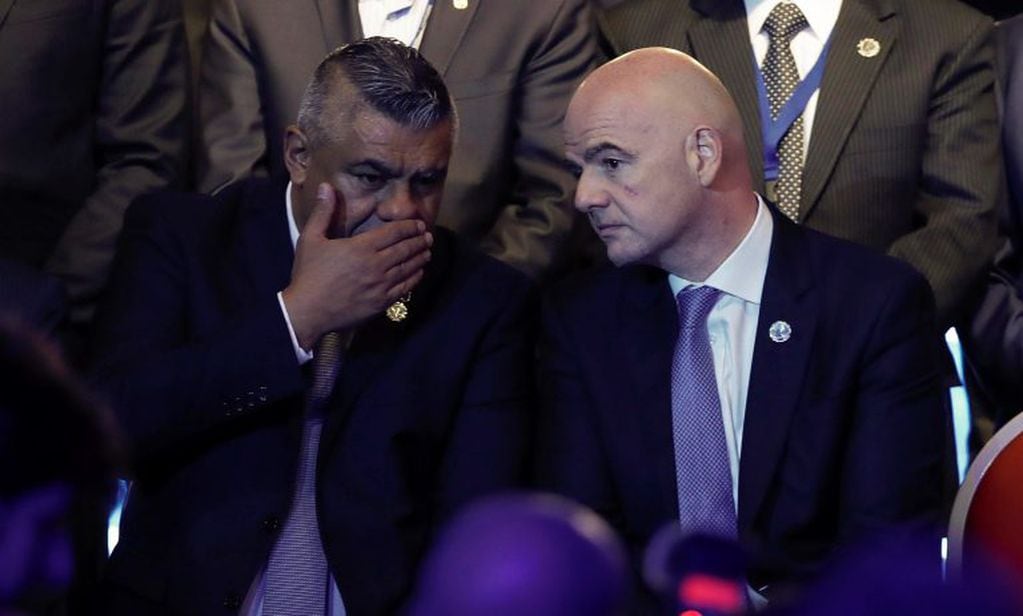 Claudio "Chiqui" Tapia junto al presidente de la FIFA, Gianni Infantino. Foto: EFE.