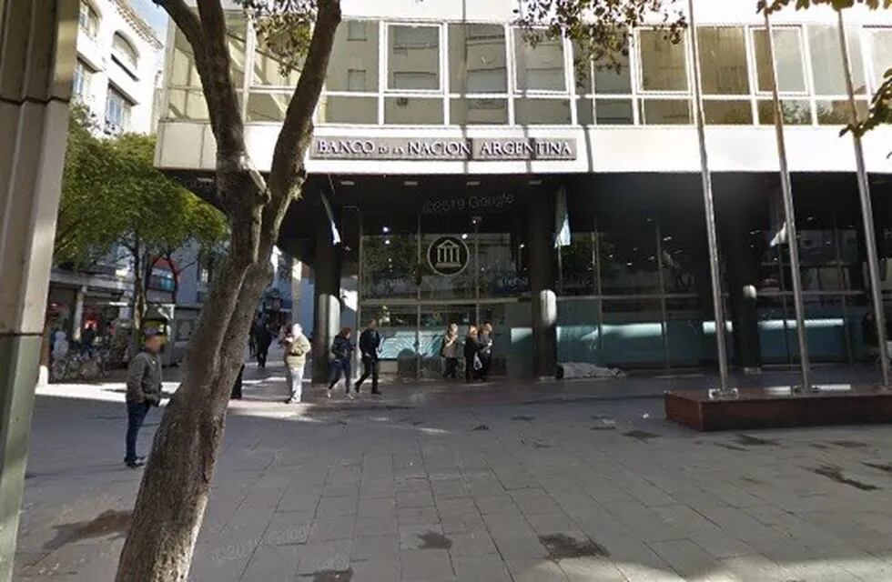 Banco Nación de Córdoba y San Martín de Rosario. (Street View)