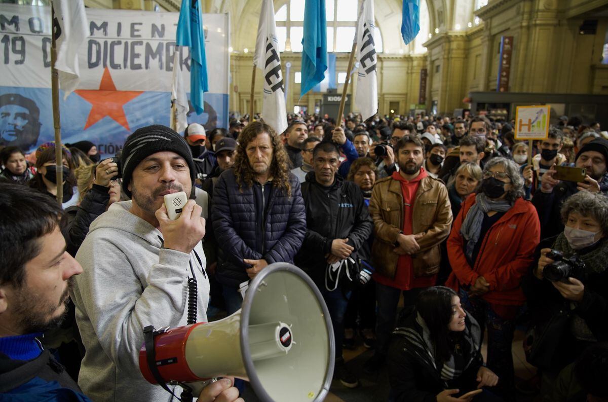 Juan Grabois encabezó una asamblea este jueves en el hall de la estación porteña de Constitución. Foto: Clarín.