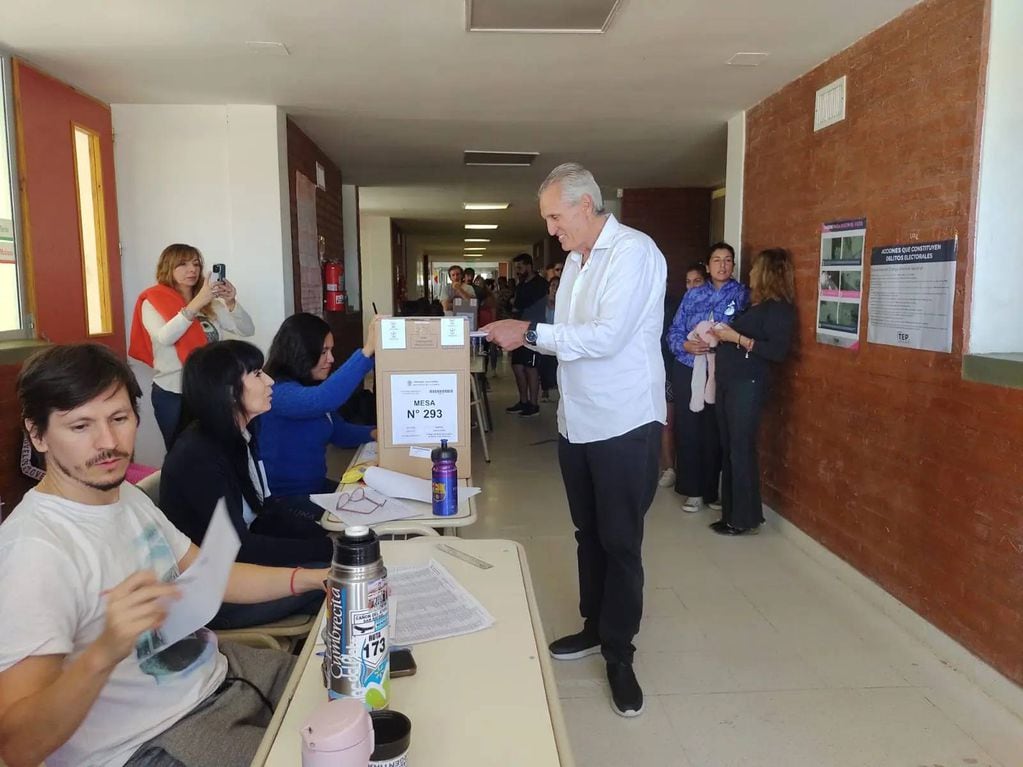 El candidato a gobernador por Comunidad Organizada, Juan Carlos Tierno, votó pasado el mediodía en La Pampa.