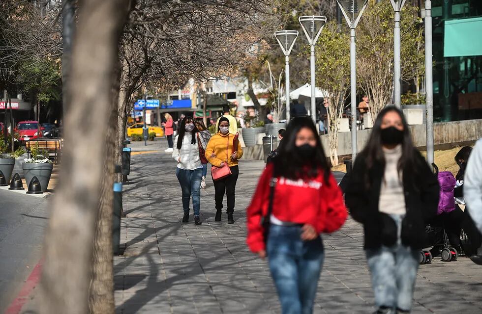 Cordoba el 06 de July de 2021 calle Buenos Aires Barrio Nueva Cordoba cambios que fue sufriendo con el avance de la pandemia  de coronavirus menos estudiantes departamentos vacios mas negocios y menos bares o boliches  Foto: Pedro Castillo