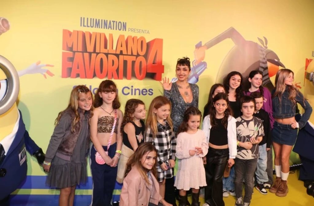 María Becerra junto a los niños en el estreno de "Mi villano favorito 4"