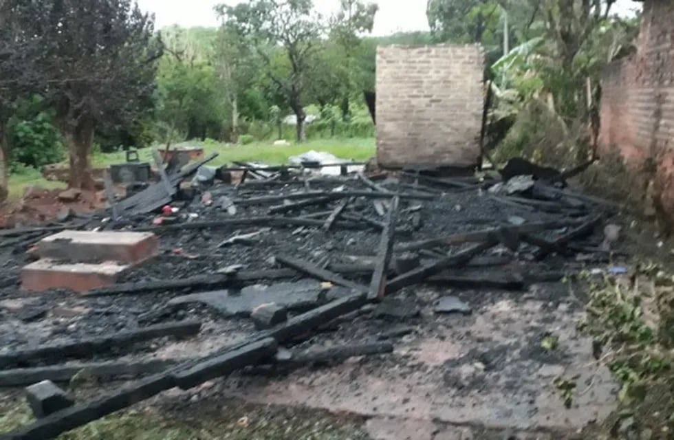 Un voraz incendio consumió por completo una vivienda en Eldorado.