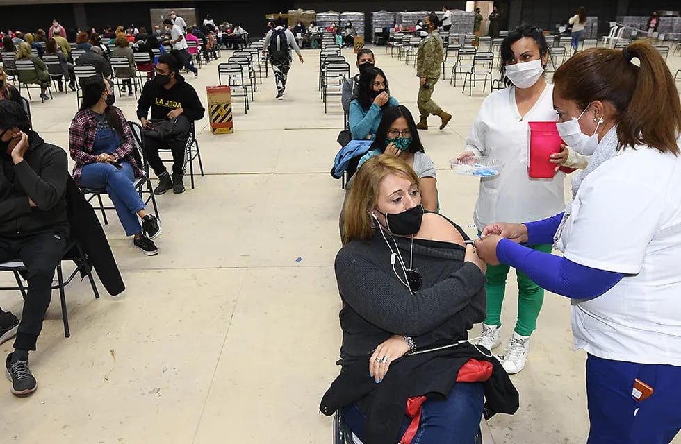 Vacunación docentes
En el estadio Arena Aconcagua de Ciudad se realizó la vacunación contra el Covid 19 a docentes y no docentes mayores de 50 años