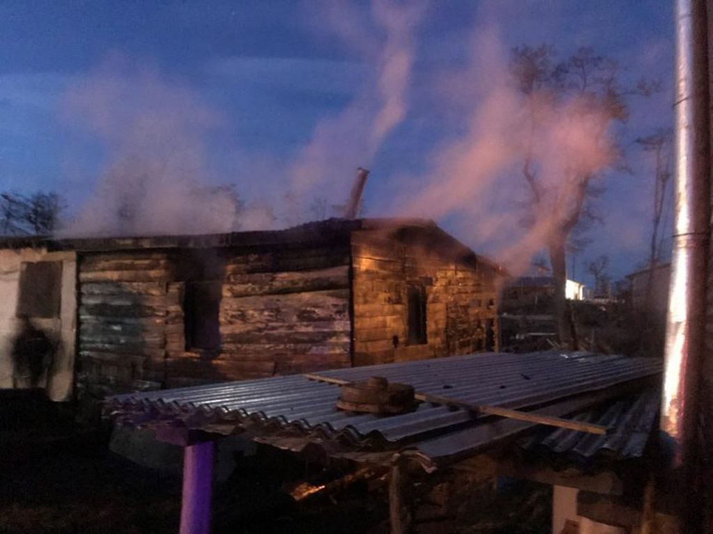 Incendio casilla barrio Provincias Unidas Tolhuin, Tierra del Fuego