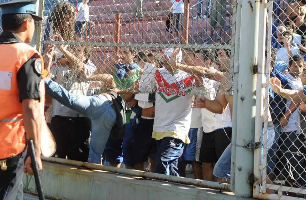 Violencia en un partido de fútbol en Comodoro: agredieron y le tiraron agua hirviendo a jugadores de Laprida (Imagen ilustrativa) (Foto: Fotobaires).
