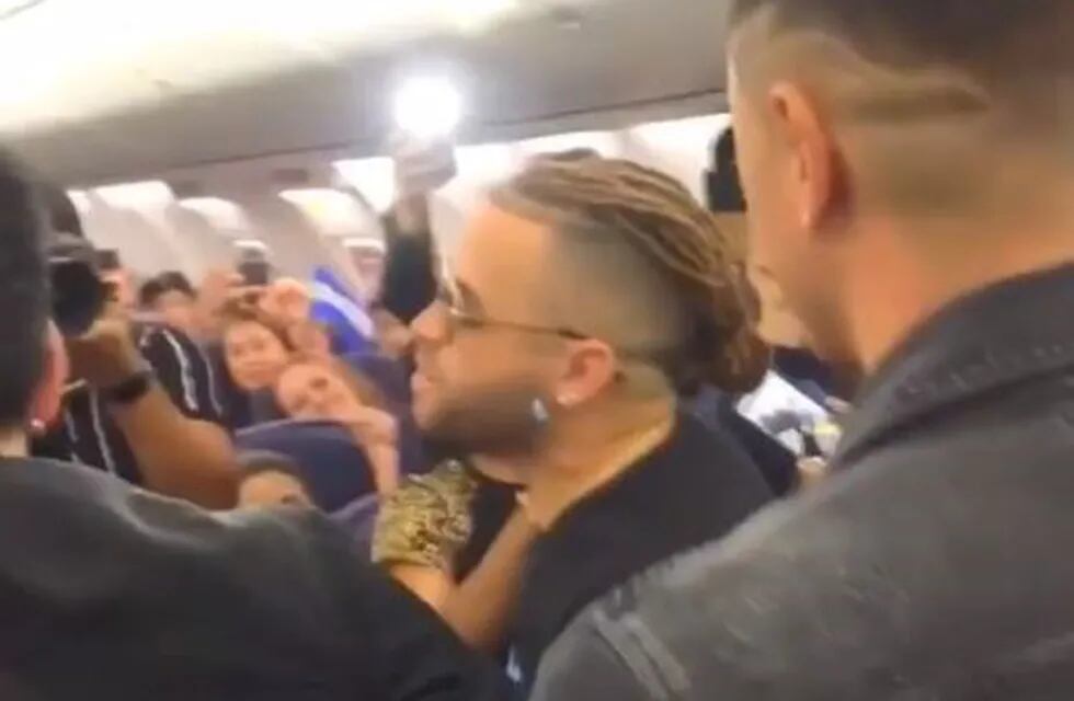 Nacho y Joey Montana dieron un show en un avión (Captura).