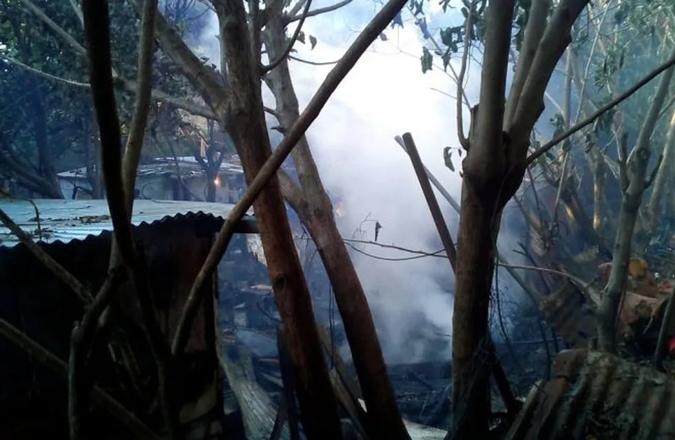 Dos viviendas quedaron destruidas luego de un incendio en Avenida del Rosario y Circunvalación. (@joreduperez)