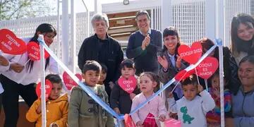 Jorge Capitanich con los niños del jardín en Taco Pozo.