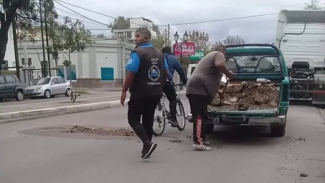Cadetes taparon baches ante la falta de acción de la Municipalidad de Salta
