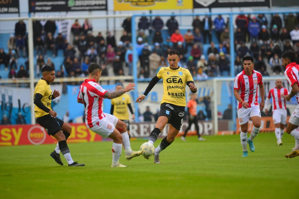 Racing recibió a San Martín de Tucumán en el estadio Miguel Sancho de Nueva Italia, por la Primera Nacional. (Javier Ferreyra / La Voz)